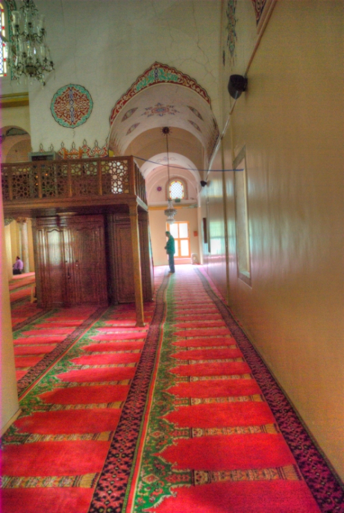 Cemaat bu caminin sabah namazına gidiyor Sumbul_efendi_camii_kocamustafapasa2